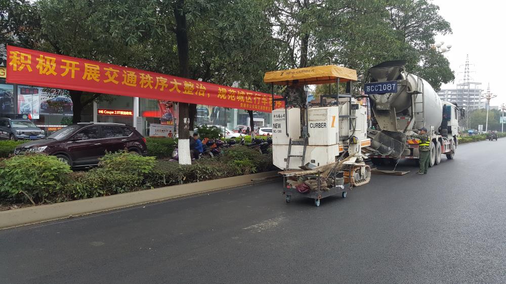 為什么說路緣石滑模機是混凝土滑模攤鋪的好幫手呢？