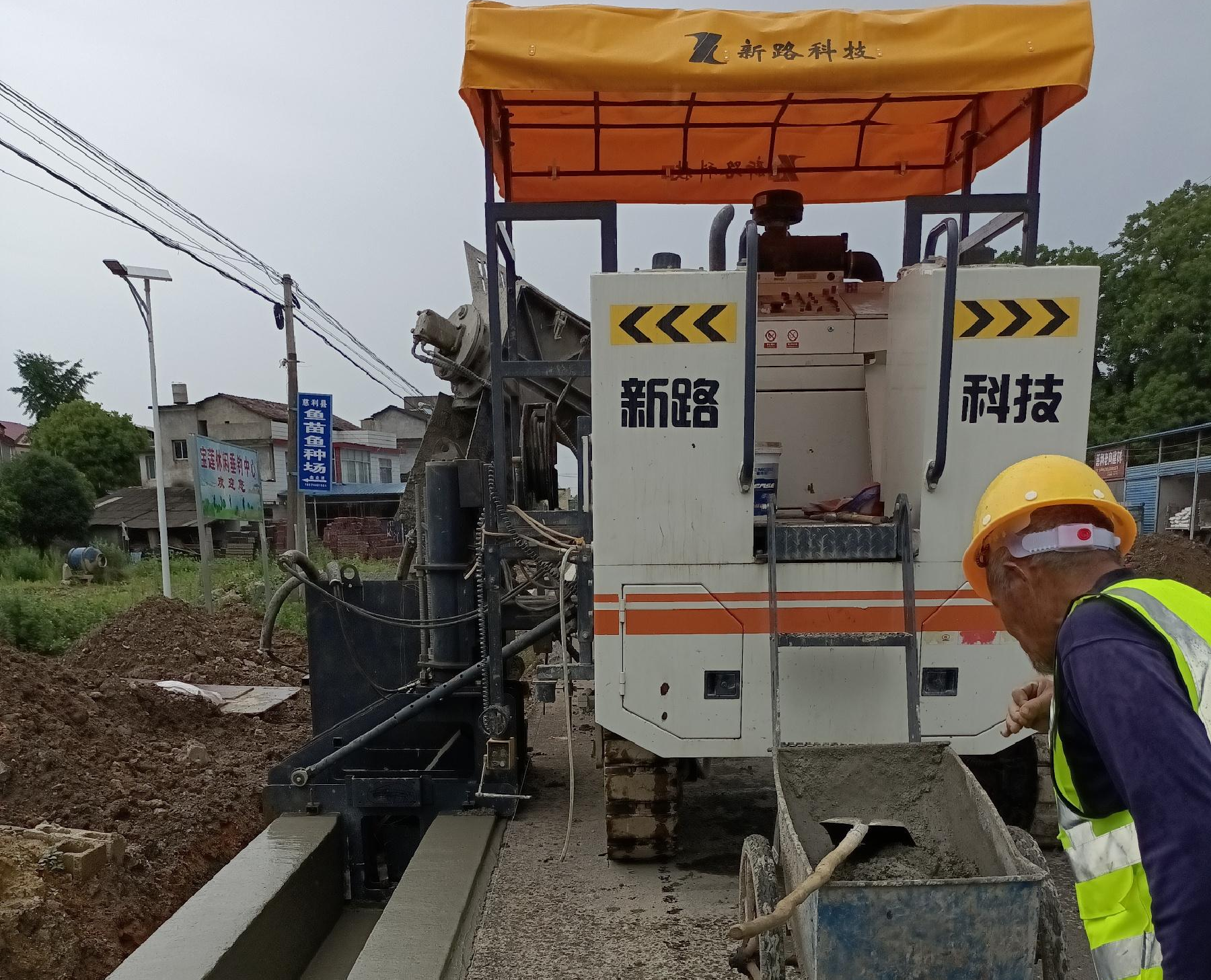 G353慈利至張家界城區(qū)公路排水溝滑模一次性成型，滑模施工效率高